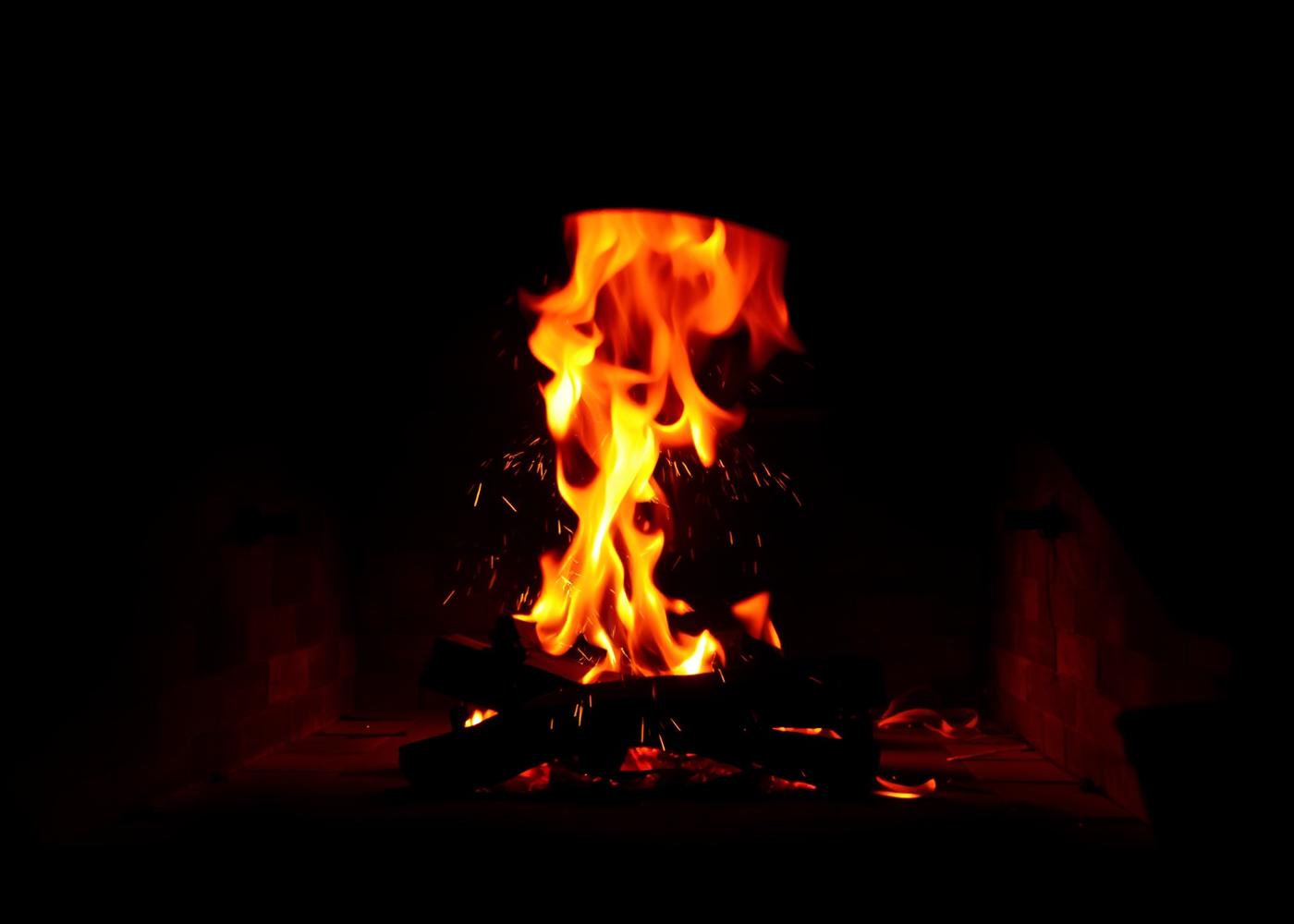 Forno a legna acceso